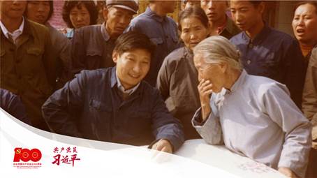 1983年,时任河北正定县委书记习近平在大街上听取来访群众的意见。