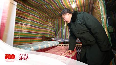 2018年2月11日,习近平总书记在四川省凉山彝族自治州昭觉县三岔河乡三河村贫困户吉好也求家中看望。