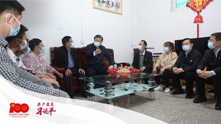 2021年5月13日,习近平总书记在河南省南阳市淅川县九重镇邹庄村,同移民户邹新曾一家三代围坐在一起聊家常。